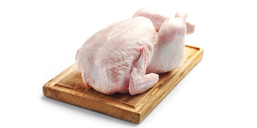 Rå kylling på et skærebræt