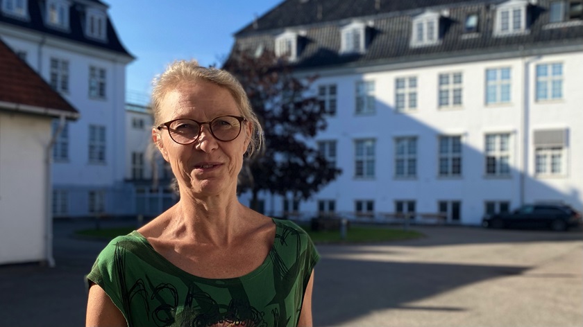 Marianne Voldstedlund foran SSI's historiske bygninger, hvor DIAS arbejder.