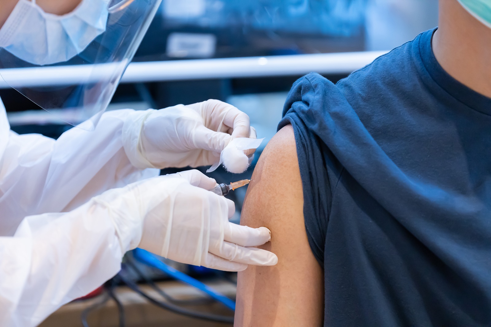 Billede af person der får covid-vaccine