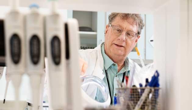 Anders Fomsgaard i laboratorium