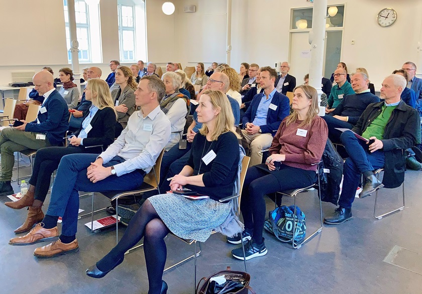 En gruppe tilhører sidder og lytter til oplæg ved Biobankens 10 års fødselsdag