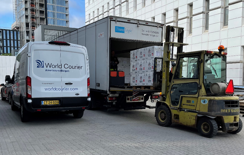 Billede af bil med Moderna-vacciner