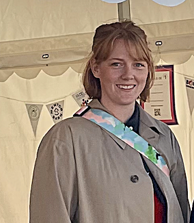 Amalie Lindhardt Petersen ses smilende i et telt 