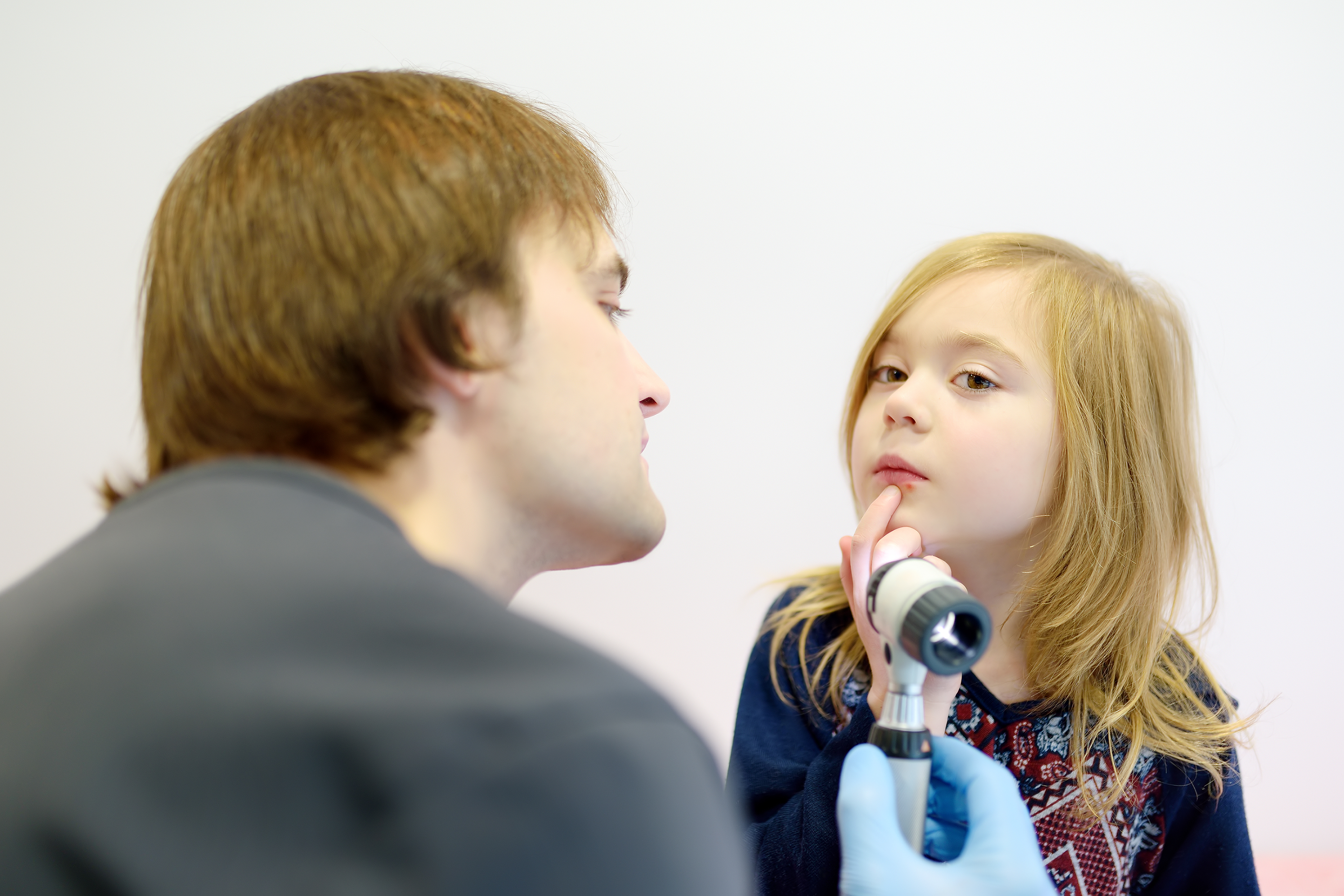 Barn med mundsår bliver undersøgt