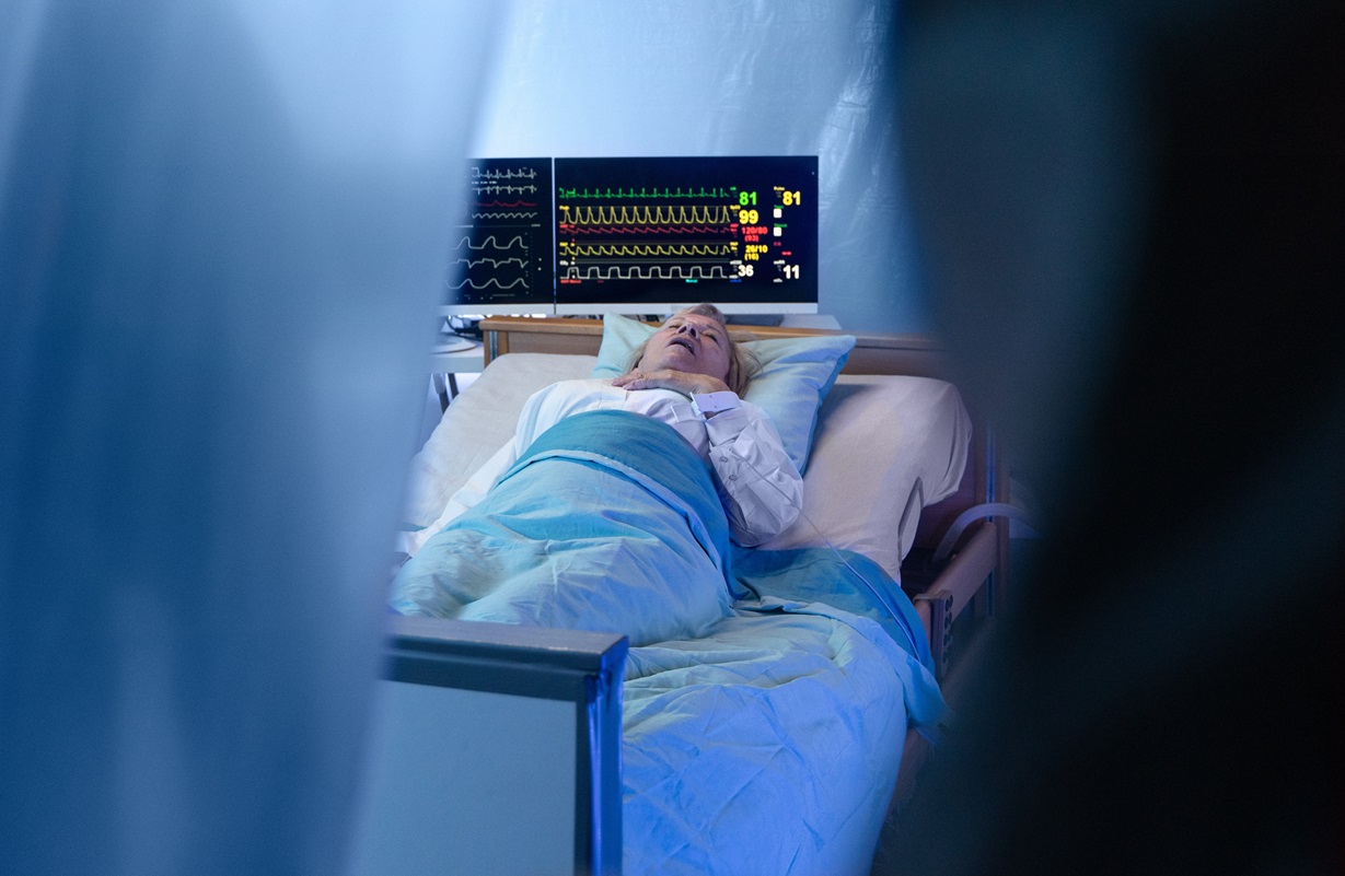 Ældre kvinder, der ligger i en hospitalsseng