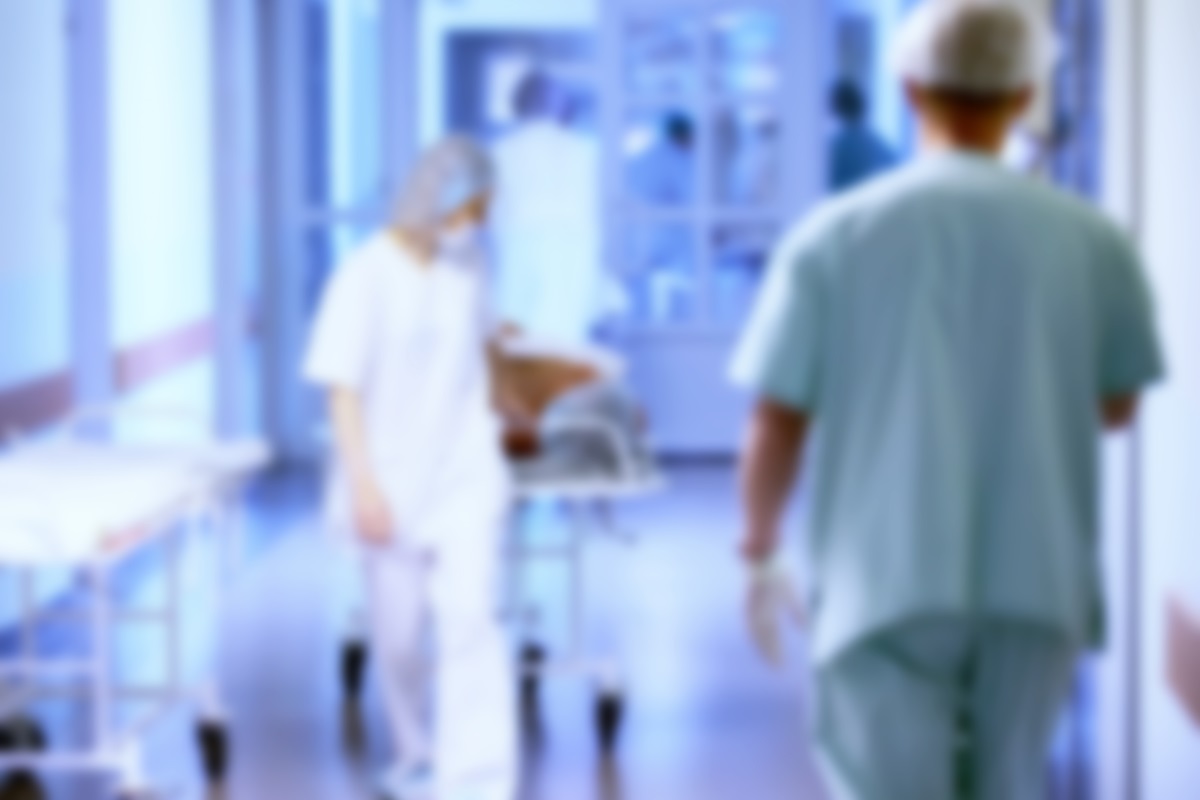 Slørede personer på en hospitalsgang
