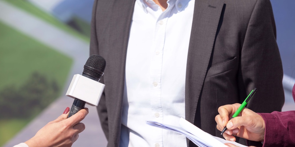 Mand bliver interviewet af pressen