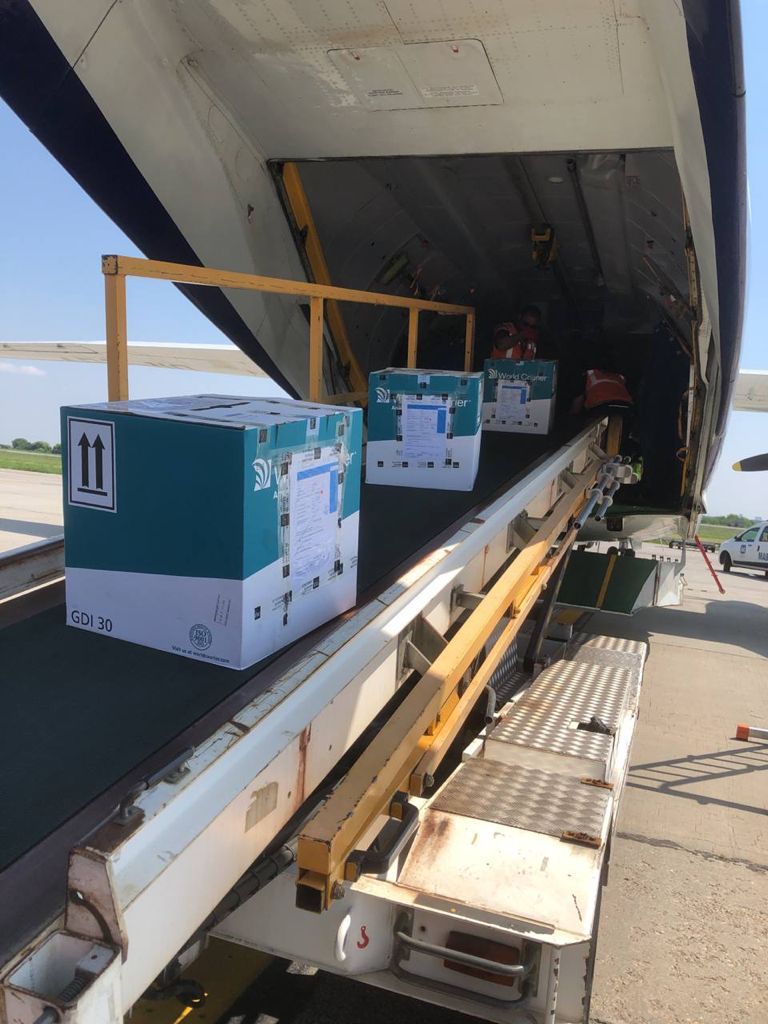 Pfizer-vacciner på transportbånd op i flyets lastrum