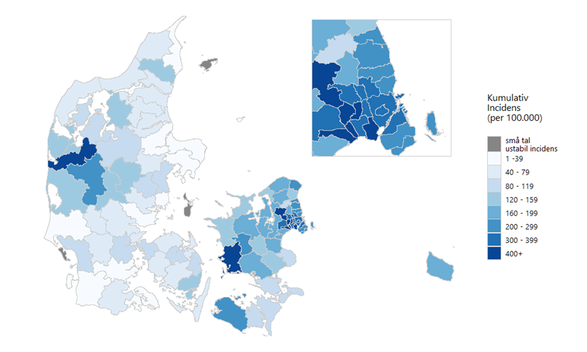 Antal COVID-19-tilfælde i alt per 100.000 indbyggere (kumulativ incidens) fordelt på kommuner, med zoom på københavnsområdet øverst til højre