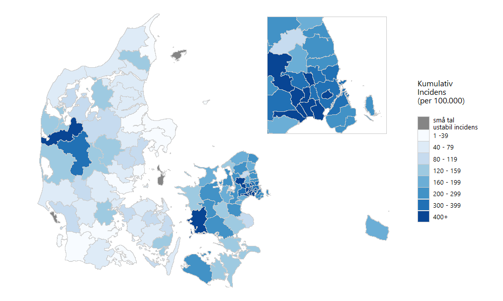 Antal COVID-19-tilfælde i alt per 100.000 indbyggere (kumulativ incidens) fordelt på kommuner, med zoom på københavnsområdet øverst til højre