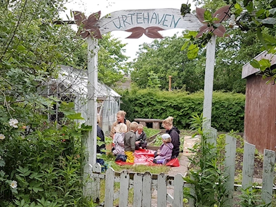 Børneinstitutionen ved SSI er en af de mest eftertragtede i lokalområdet. Institutionen tager udgangspunkt i det enkelte barn med nærvær, omsorg og anerkendelse.