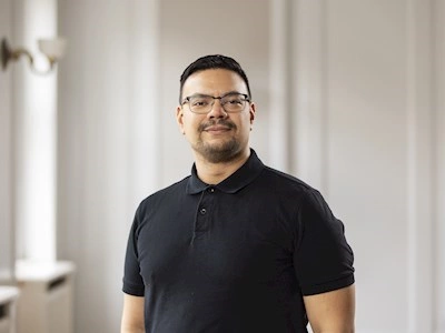 Laborant Kenny Lopez Ørstrøm Koch
Stilling: Laborant
Uddannelse: Laborant
Afdeling: Bakterier, Parasitter og Svampe
Kenny’s tre ord til at beskrive sin stilling og SSI: Hyggeligt, sparring og frihed
Ansat siden 2023