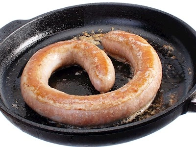 For at undgå smitte med salmonella fra svinekød er det vigtigt, at:
gennemstege/gennemkoge svinekød
koge medisterpølse i 10 minutter, inden den steges
undlade at smage på råt kød, fx frikadellefarsen
vaske hænder efter at have rørt ved råt svinekød
holde det rå kød adskilt fra den spiseklare mad, fx salat
Find gode råd om køkkenhygiejne på Fødevarestyrelsens hjemmeside. 
