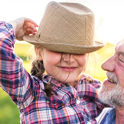 B&aring;de b&oslash;rn og &aelig;ldre har gavn af de nationale vaccinationsprogrammer som fx det danske b&oslash;rnevaccinationsprogram og det &aring;rlige tilbud om influenzavaccination til personer over 64 &aring;r.