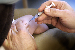 Barn bliver stikkes i låret