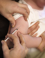 Intradermal injektion mod tuberkulose på ydersiden af barns overarm 