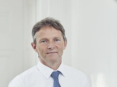 "Forandringerne på SSI har været en oplagt anledning til at formulere en ny mission og strategi, som både afspejler et smallere SSI, og som sikrer at vi også fremover er på forkant med nye sygdomsmæssige udfordringer, ” siger adm. direktør, Mads Melbye