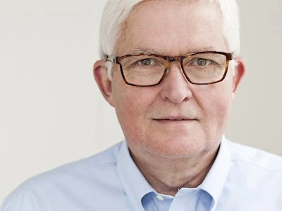 Nils Strandberg Pedersen blev ansat første gang på SSI i perioden 1978-1982 hvor han skrev sin doktordisputats. Herefter gennemførte han sin hospitalsuddannelse, men var tilknyttet Instituttet som ulønnet videnskabelig medarbejder. I 1986 returnerede Nils Strandberg Pedersen til SSI som overlæge, og i perioden 1989-1998 var han forskningsdirektør. Nils Strandberg Pedersen har været administrerende direktør fra 1998 og fratræder stillingen med virkning fra 7. september 2016.