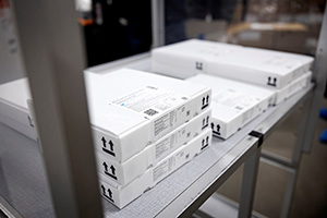 Bakkerne med vacciner på et rullebord